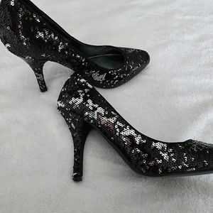 White House Black Market black and silver sequined pumps SZ 7 1/2